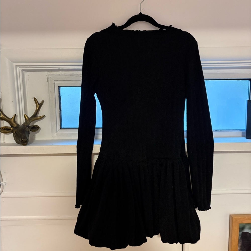 Lulu’s black knit dress